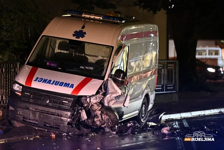 Sanitet zvornički bolnice učesnik saobraćajne nezgode: Šestoro povrijeđeno, među njima i četvoro u sanitetu (FOTO, VIDEO)