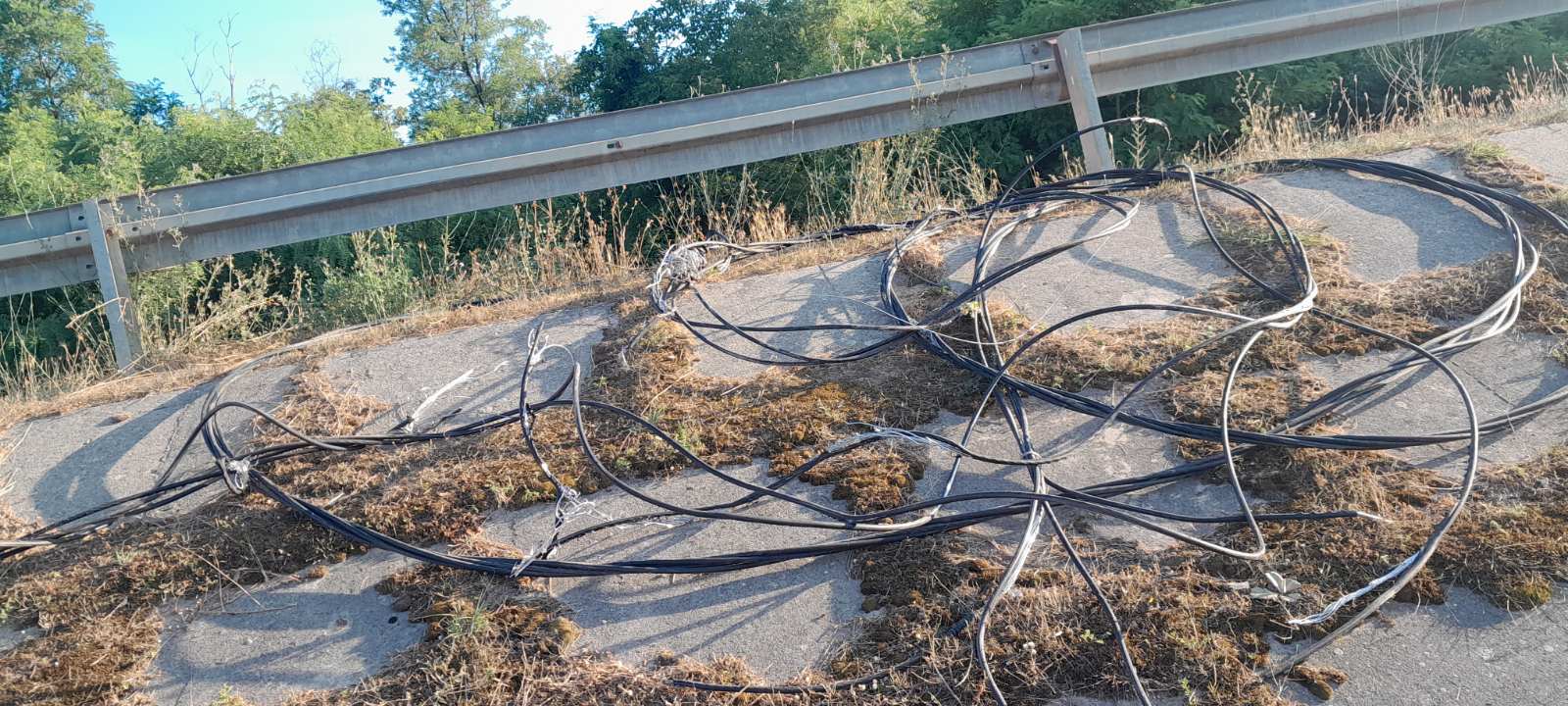 Radnici kompanije "Elektro-Bijeljina" dan i noć na terenu popravljaju kvarove u Podrinju i Semberiji (FOTO)