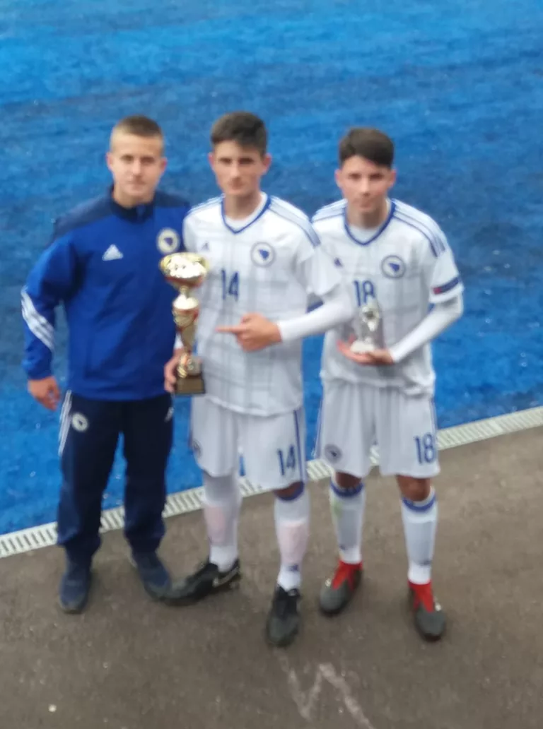 Hamza Redžić potpisao dugogodišnji ugovor sa Tuzla City, roditelji mladog fudbalera iz Zvornika