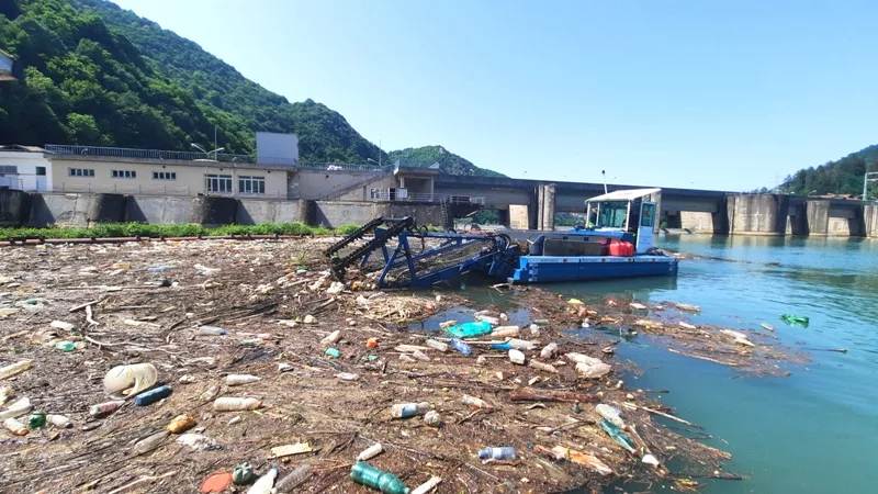 Na Zvorničko jezero stigao specijalizovani brod za uklanjanje površinskog otpada (FOTO)