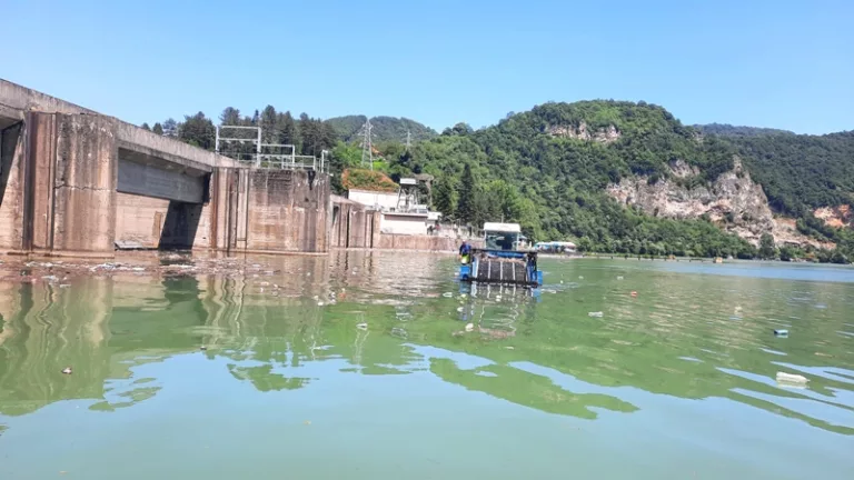 Mašina za uklanjanje otpada ponovo stiže na Zvorničko jezero