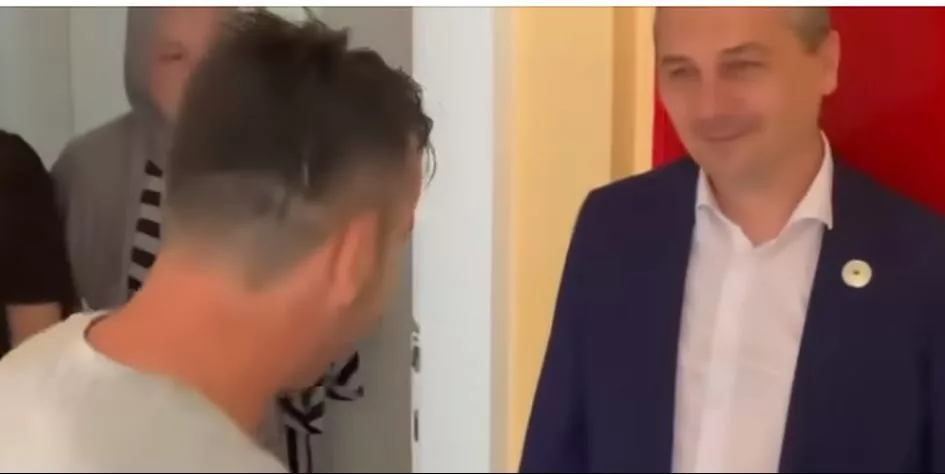 Mirsad Omerović pušten iz pritvora, kod kuće ga sačekali ministar Dizdar, Alija Tabaković predsjednik Kluba Bošnjaka u VN i Hamdija Fajzić zamjenik načelnika Srebrenice