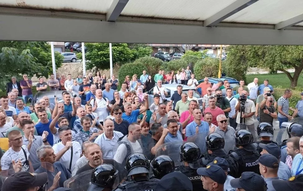 Izbila tuča pred zgradom Općine Banovići, politička previranja doprinijela buntu građana (VIDEO)