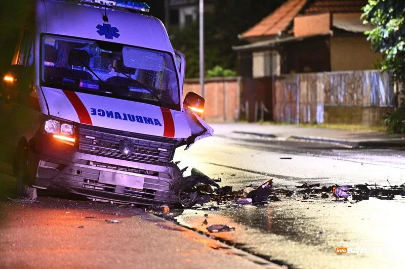 Sanitet zvornički bolnice učesnik saobraćajne nezgode: Šestoro povrijeđeno, među njima i četvoro u sanitetu (FOTO, VIDEO)