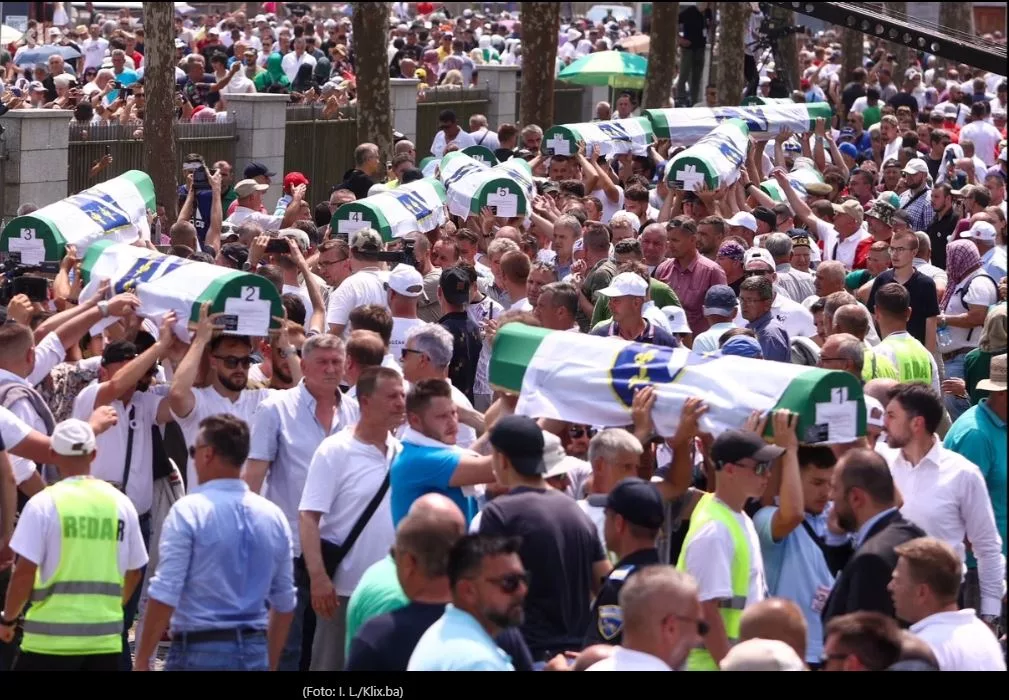 Klanjana dženaza za 30 žrtava genocida u Srebrenici, sve proteklo mirno i bezbjedno, nekoliko saobraćajnih nezgoda usporile saobraćaj (FOTO)