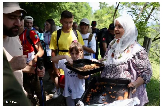 Nana Hamša iz Križevića svake godine pravi baklavu i hurmašice za učesnike “Marša mira” (FOTO)