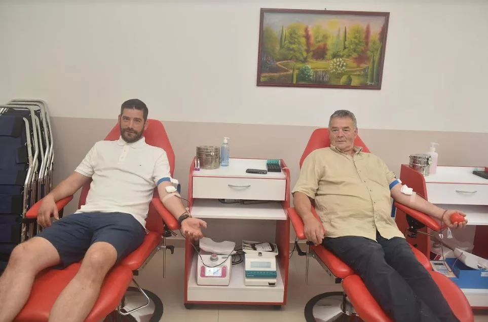 Dobrovoljni davaoci krvi iz „Alumine“: SREĆNI ŠTO MOGU DA POMOGNU DRUGIMA (FOTO+VIDEO)