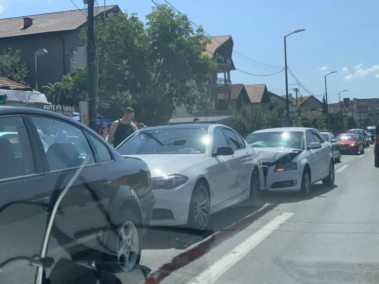 Tri osobe povrijeđene u sudaru tri automobila u Bratuncu