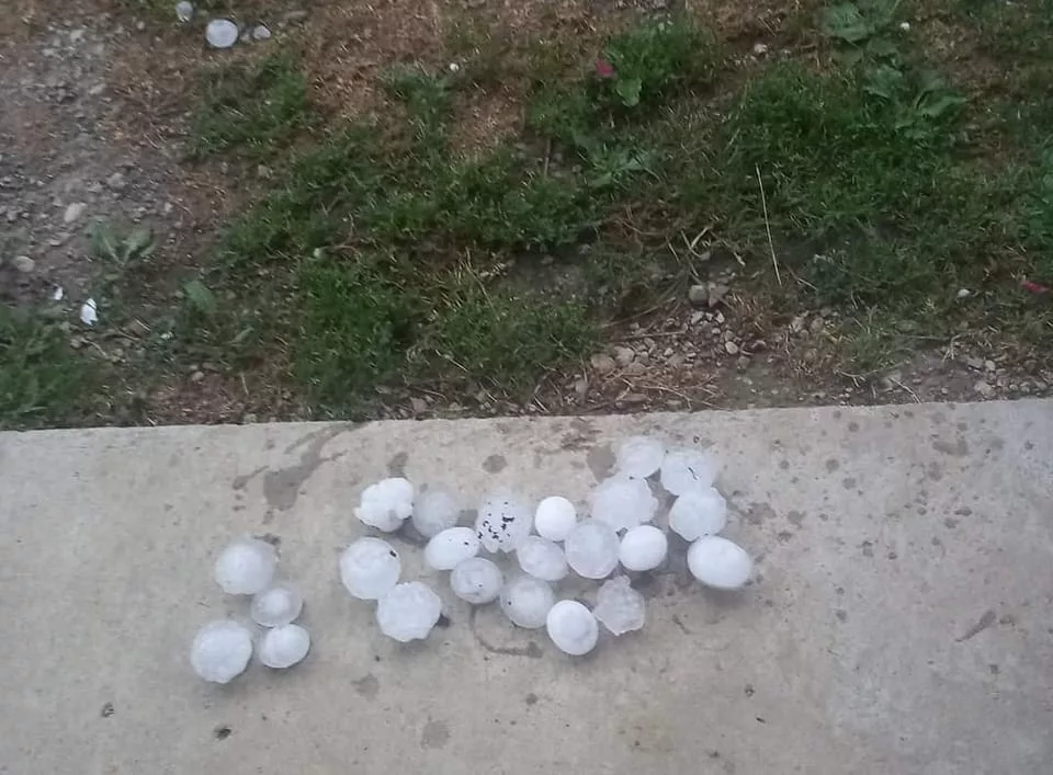 Novo olujno nevrijeme stiglo u BiH, kreće se uz Savu, led veličine ping pong loptice padao u Kostajnici (FOTO)