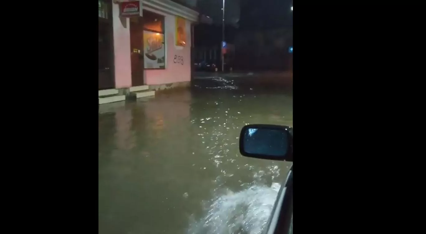 Ogromne količine kiše zvorničke ulice pretvorile u “plovne”, olujno nevrijeme bez većih posljedica, 95% Zvornika pod naponom (FOTO)