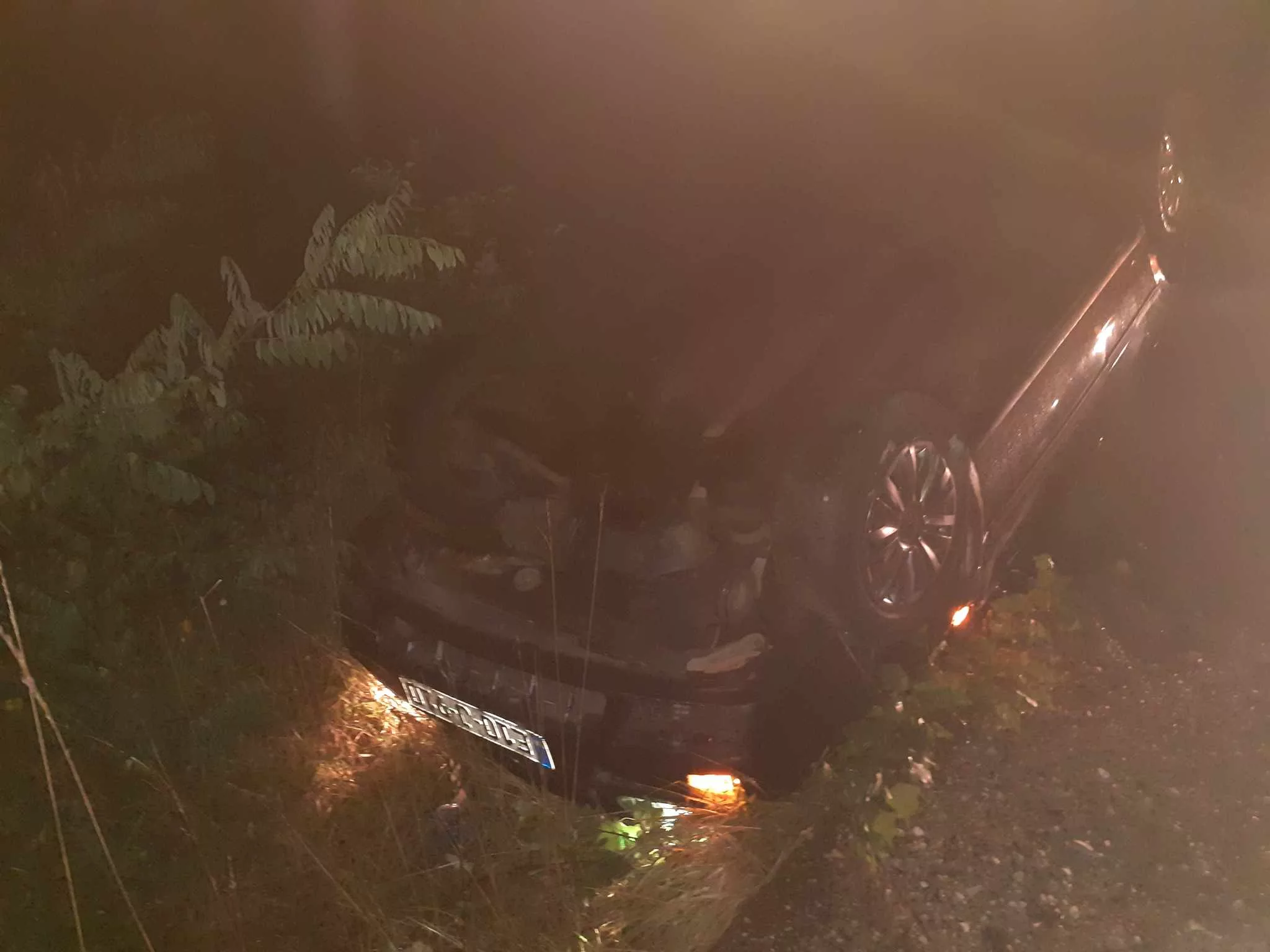 Povrijeđeni mladić u sinoćnjem sudaru na Crnom vrhu otpušteni iz bolnice, policija još uvijek traga za vozačem koji je pobjegao sa mjesta sudara (FOTO)