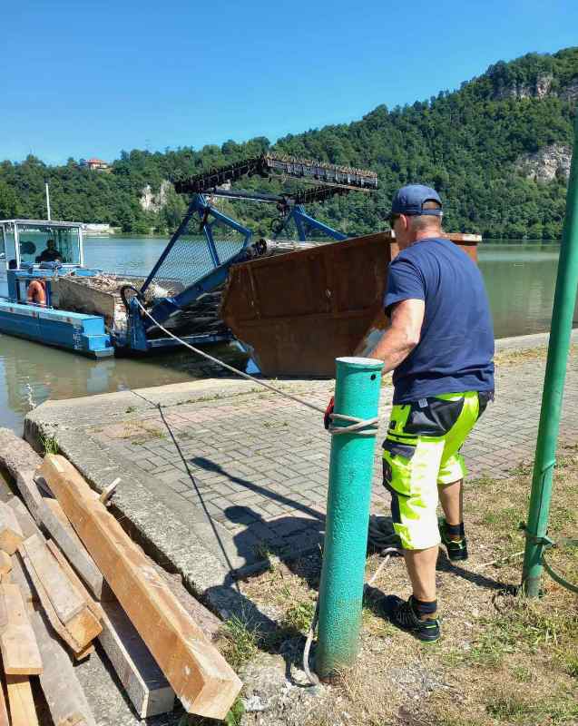 Na Zvorničko jezero stigao specijalizovani brod za uklanjanje površinskog otpada (FOTO)