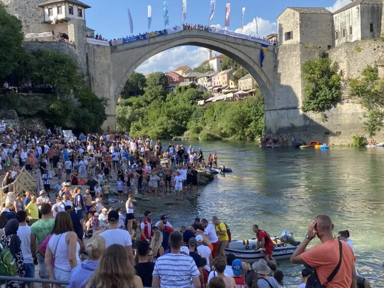 Tragedija tokom skokova sa Starog mosta u Mostaru, žena smrtno stradala nakon pada