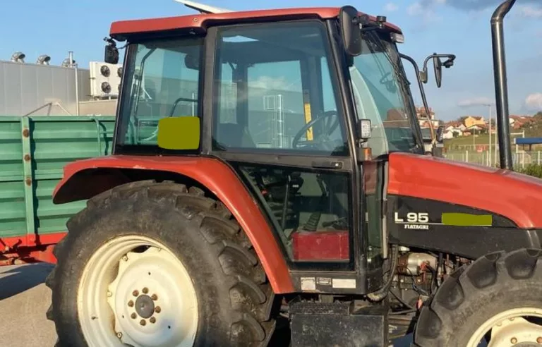 Oštećen traktor : Nepoznata lica razbila vjetrobransko staklo