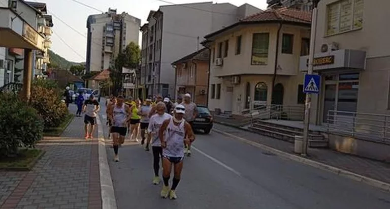 Maratonci krenuli jutros iz Zvornika istrčati posljednju dionicu ultramaratona Vukovar-Srebrenica (FOTO)