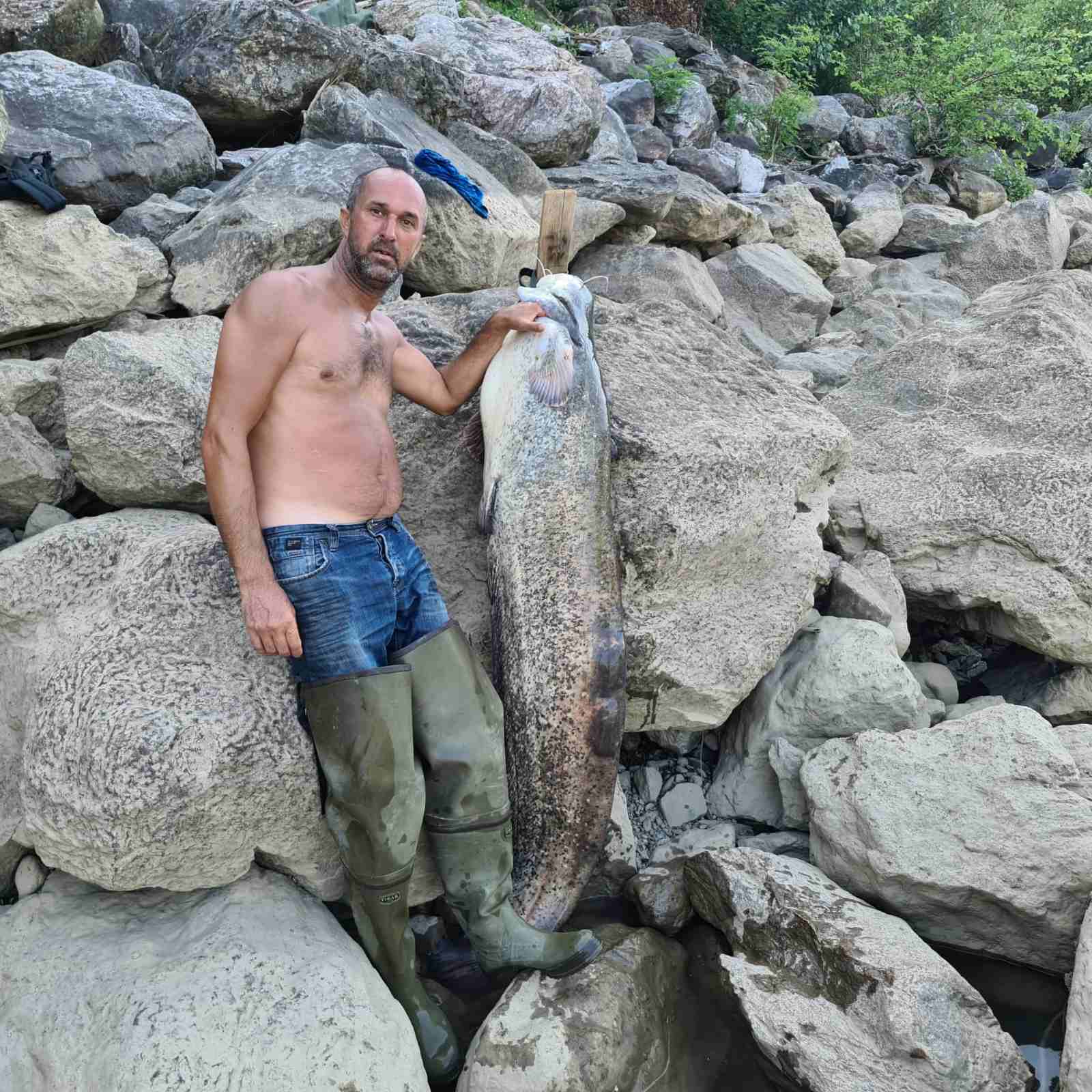 Uhvaćen som kapitalac od 58,5 kilograma, iskusni Selmir-Bego Pezerović poslije višesatne borbe uspio savladati riječnog diva (FOTO)
