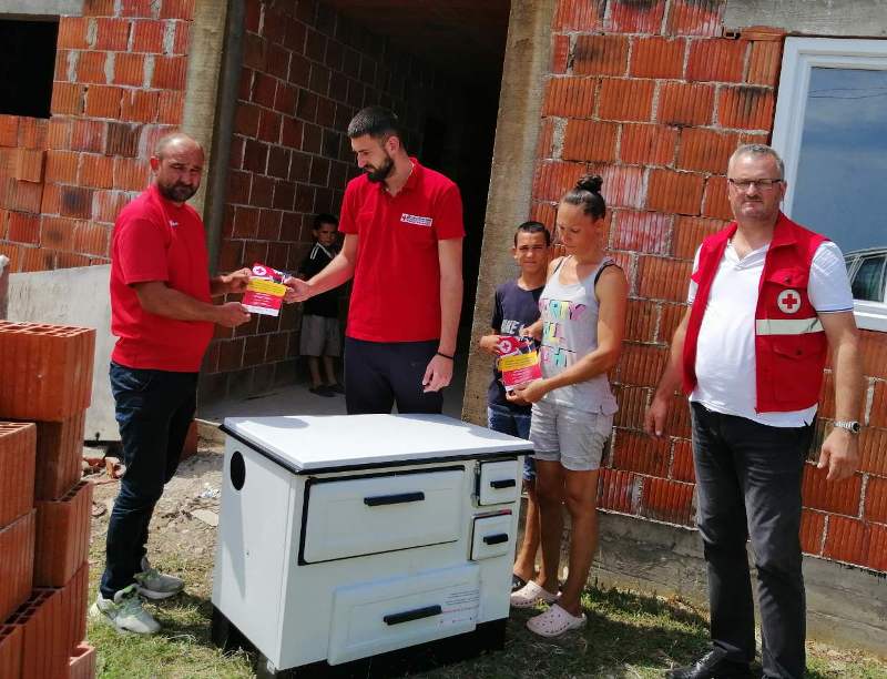 Crveni krst: Šporeti na drva za 10 porodica na području Zvornika (FOTO)