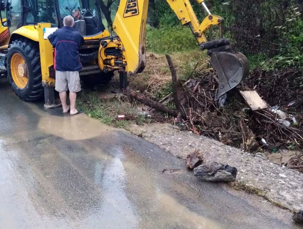 Napokon normalizovan saobraćaj od Konjević Polja do Bratunca nakon olujnog nevremena koje je zahvatilo cijelu opštinu (FOTO)