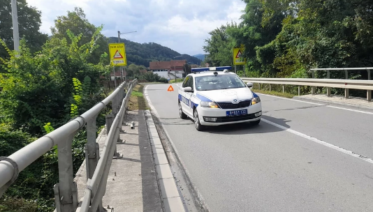 Povrijeđeno dijete i ženska osoba prilikom prevrtanja automobila u Brasini kod Malog Zvornika (FOTO)
