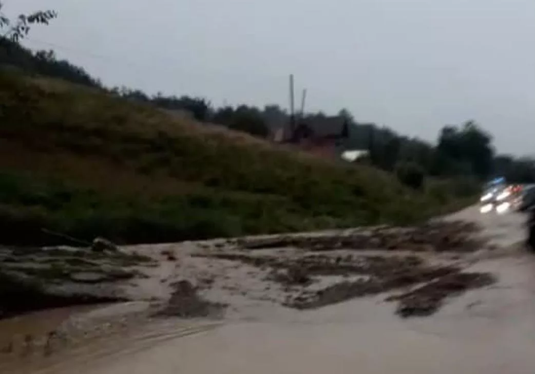 Napokon normalizovan saobraćaj od Konjević Polja do Bratunca nakon olujnog nevremena koje je zahvatilo cijelu opštinu (FOTO)