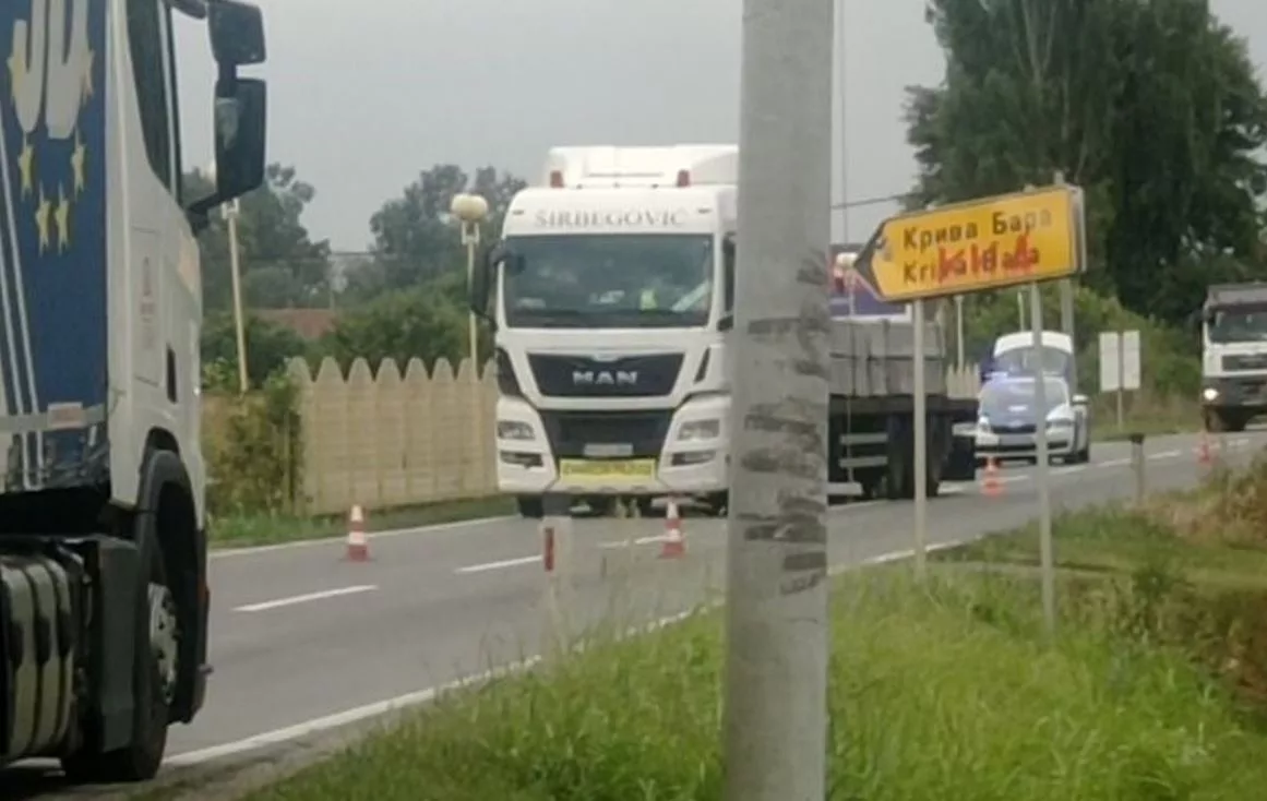 Kod Bijeljine kamion udario pješaka koji je u jako teškom stanju, identitet povrijeđenog još uvijek nepoznat (FOTO)
