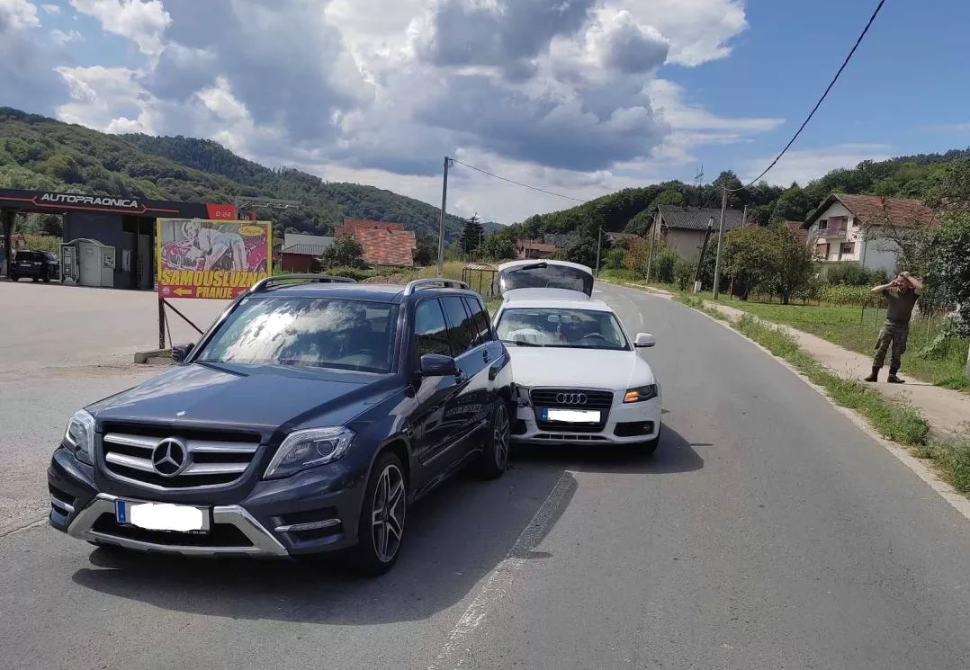 Četiri osobe povrijeđene u sudaru na magistralnom putu Zvornik-Bratunac, kazna za jednog od vozača (FOTO)