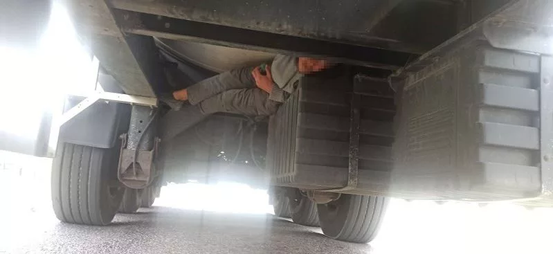 Graničari otkrili migrante u podvozju prikolice prilikom pokušaja prelaska graničnog prelaza (FOTO)