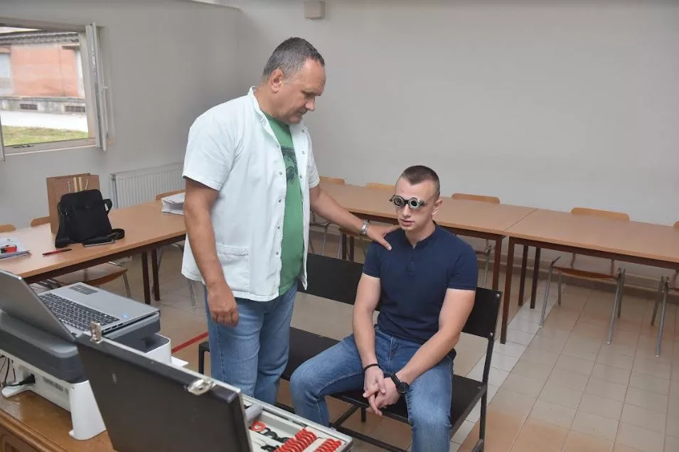 Ljekarski pregledi očiju i vida radnika „Alumine“ (VIDEO)