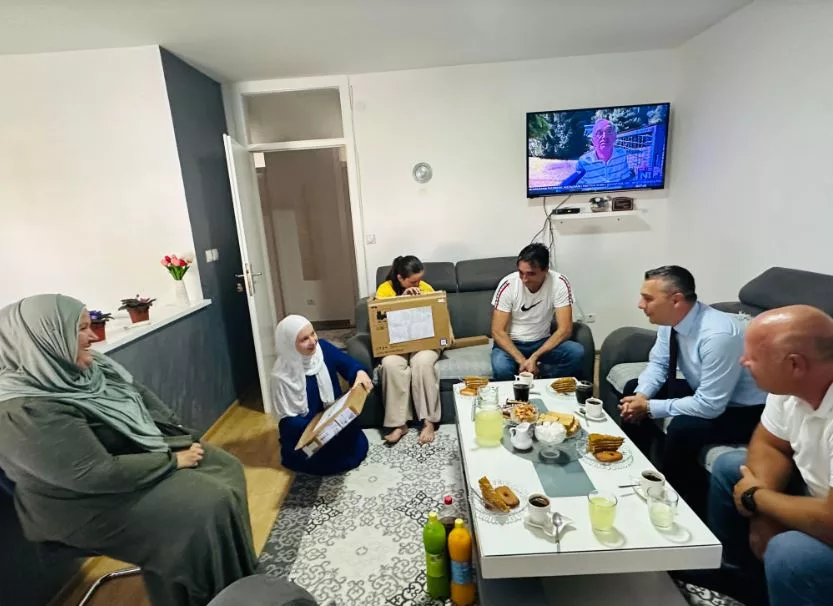 Ministar Dizdar ponovo posjetio porodice Omerović i Osmanović: Obećanje je dug (FOTO)