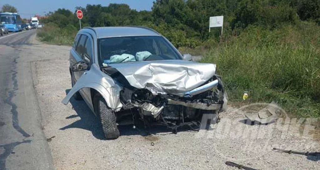 Vatrogasci i Hitna pomoć spašavali ženu i dijete nakon sudara kod Loznice (FOTO)