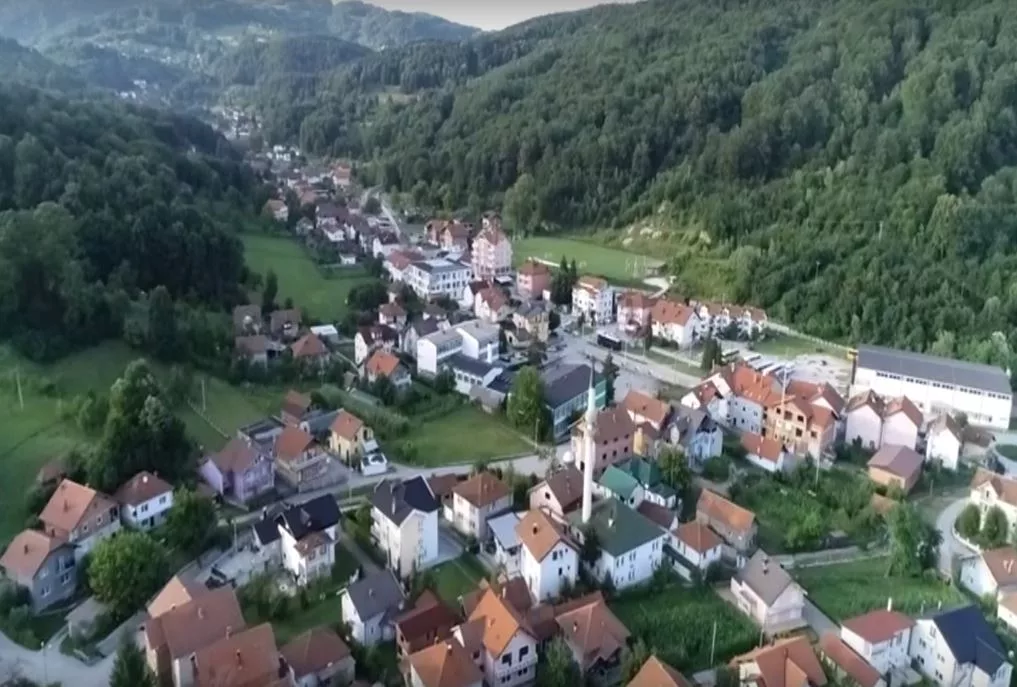 Automobilom udario djevojku (18) dok je hodala u Sapni, nakon ukazane pomoći prebačena na UKC Tuzla