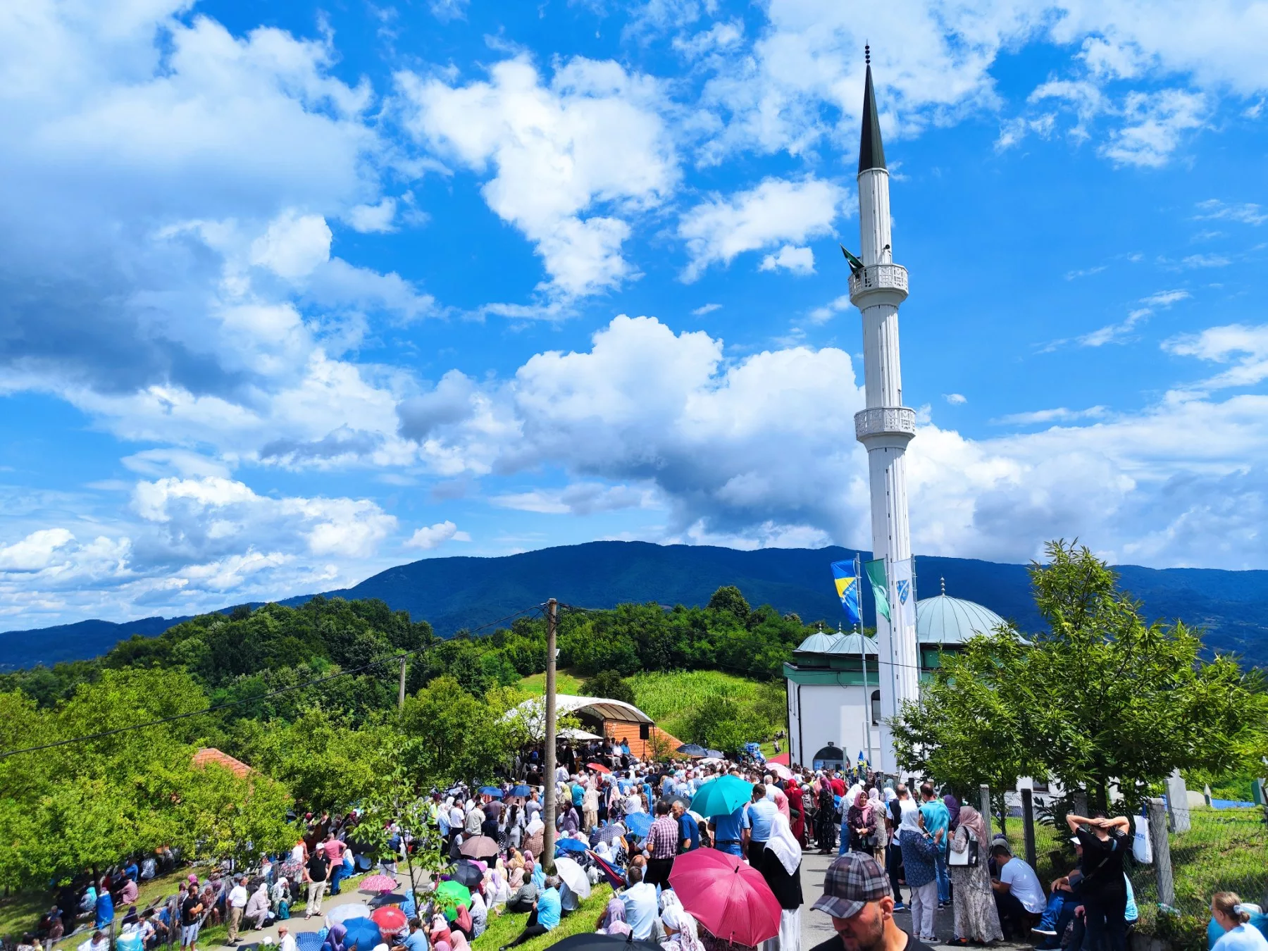 Hiljade vjernika prisustvovalo svečanosti otvorenja džamije u Tršiću kod Zvornika (FOTO)