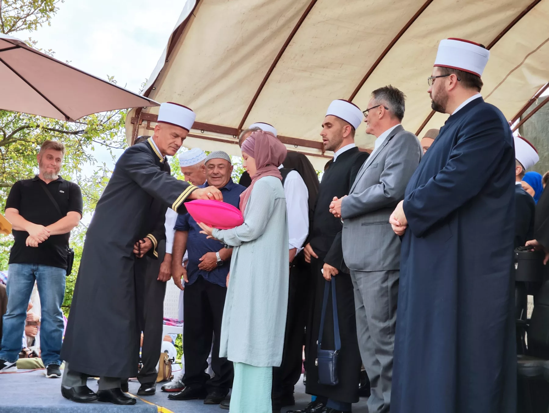 Hiljade vjernika prisustvovalo svečanosti otvorenja džamije u Tršiću kod Zvornika (FOTO)