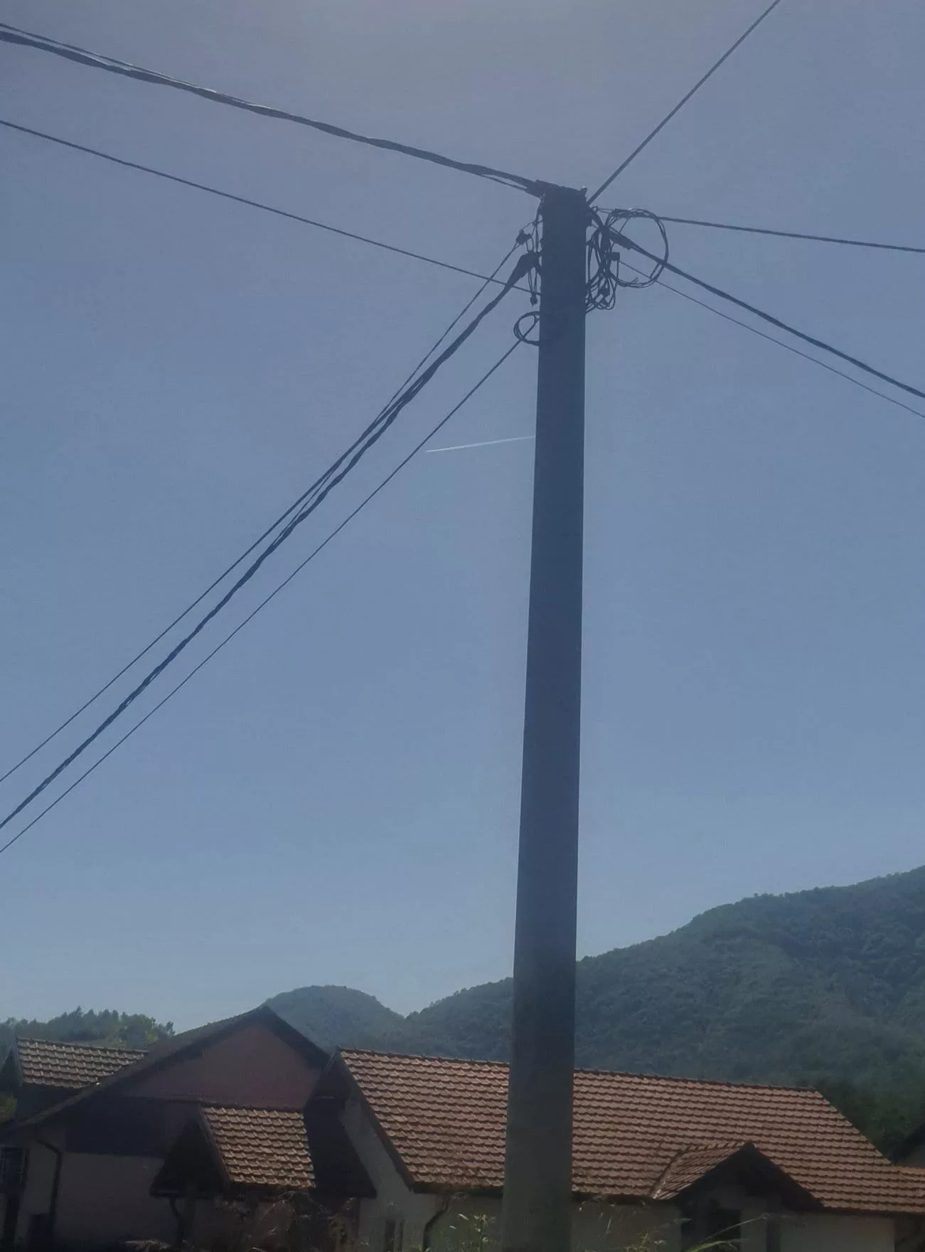 Vatra zahvatila stub elektro-vodova u Bratuncu (FOTO)