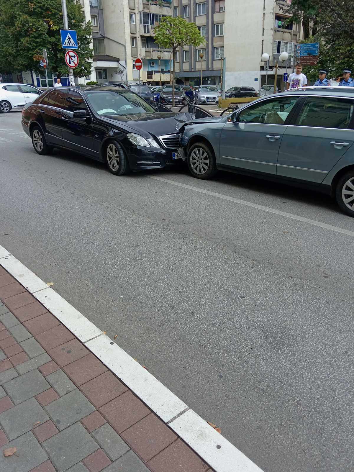 Jedno lice zadobilo povrede u saobraćajnoj nezgodi u centru Zvornika, tri automobila oštećena (FOTO)