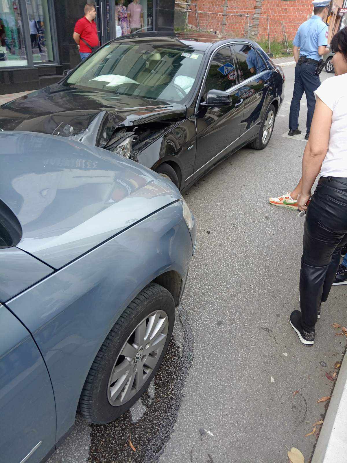 Jedno lice zadobilo povrede u saobraćajnoj nezgodi u centru Zvornika, tri automobila oštećena (FOTO)