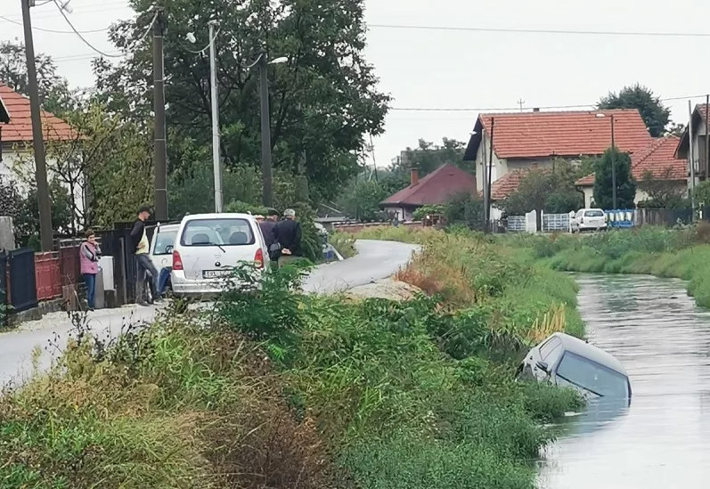 Nakon sudara u Bijeljini, jedan automobil završio u vodi (FOTO)