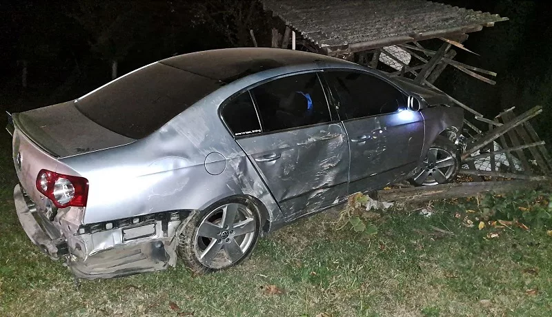 Automobil sletio s puta i udario u čardak pun kukuruza (FOTO)