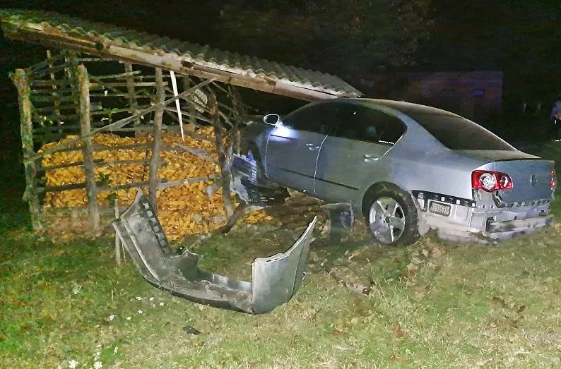 Automobil sletio s puta i udario u čardak pun kukuruza (FOTO)