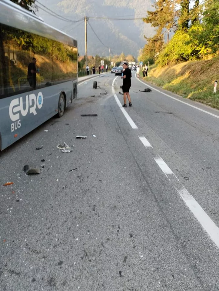 Vozač đačkog autobusa zadržan na liječenju u bolnici nakon jučerašnje saobraćajne nezgode u Drinjači (FOTO)