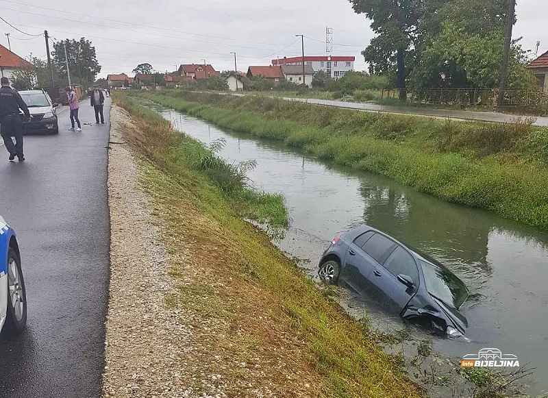 Nakon sudara u Bijeljini, jedan automobil završio u vodi (FOTO)