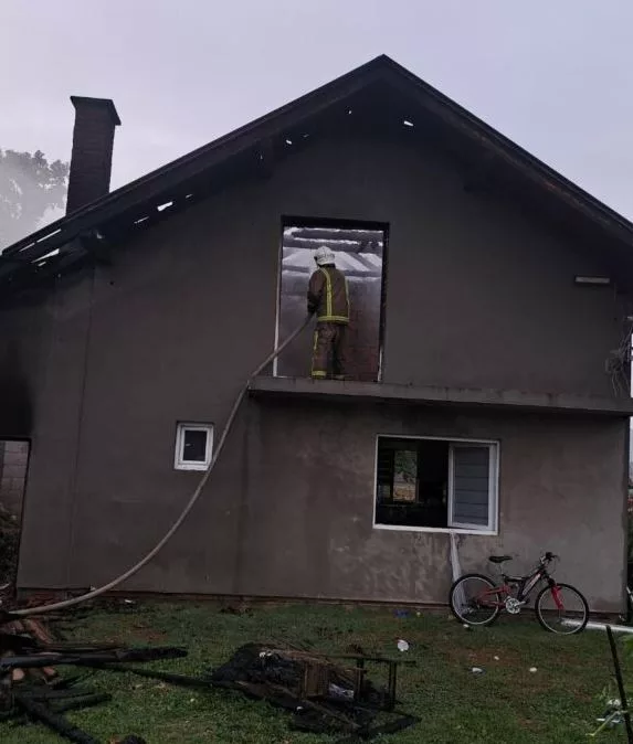Požar progutao kuću kod Kalesije (FOTO)