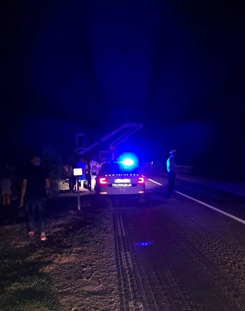 Automobil sletio s puta i udario u čardak pun kukuruza (FOTO)