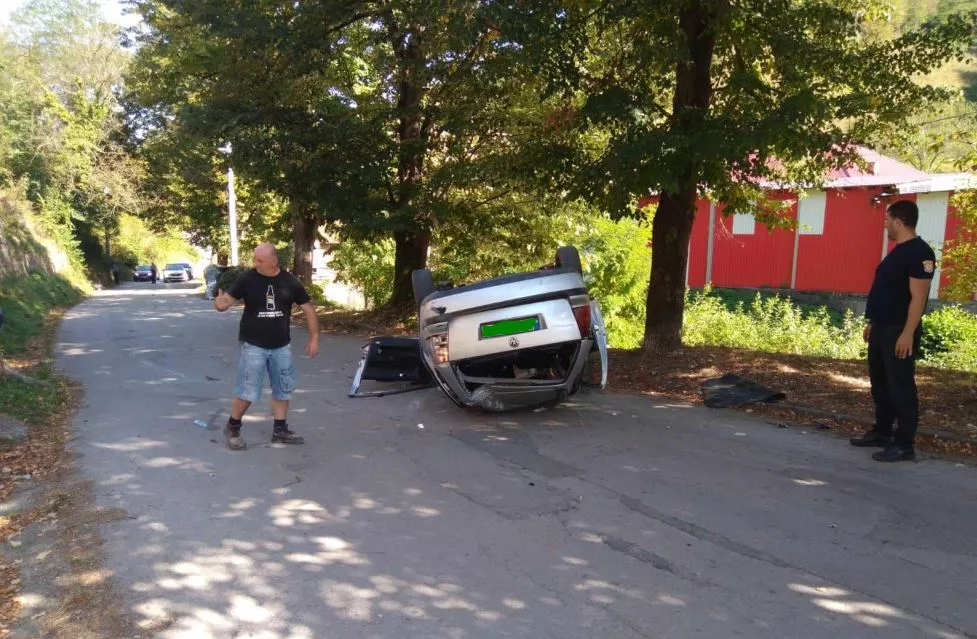 Nakon prevrtanja golfa jedno lice uhapšeno, a troje se javilo u zvorničku bolnicu (FOTO)
