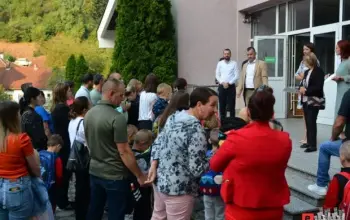U Srebrenici 38 prvačića krenulo jutros u školu, dok je u Bratuncu 148 učenika prvi put ušlo u školske klupe
