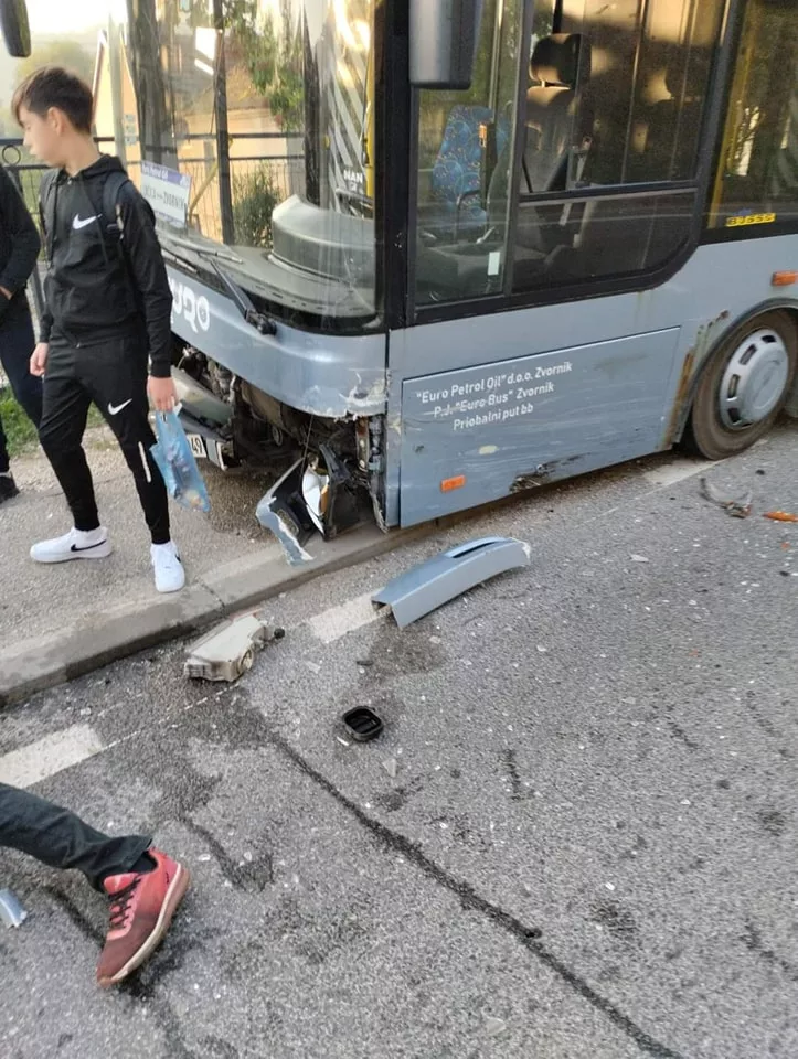 Vozač đačkog autobusa zadržan na liječenju u bolnici nakon jučerašnje saobraćajne nezgode u Drinjači (FOTO)
