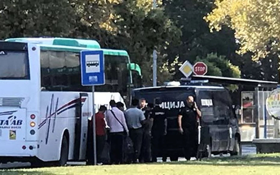 Loznička policija “dočekala” oko 120 migranta i uhapsila prilikom izlaska iz autobusa (FOTO)