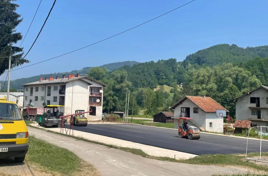 Udario pješaka pored puta za Božić i udaljio se, povrijeđeni pješak preminuo u UKC-u Tuzla, a vozač se nakon sat vremena predao