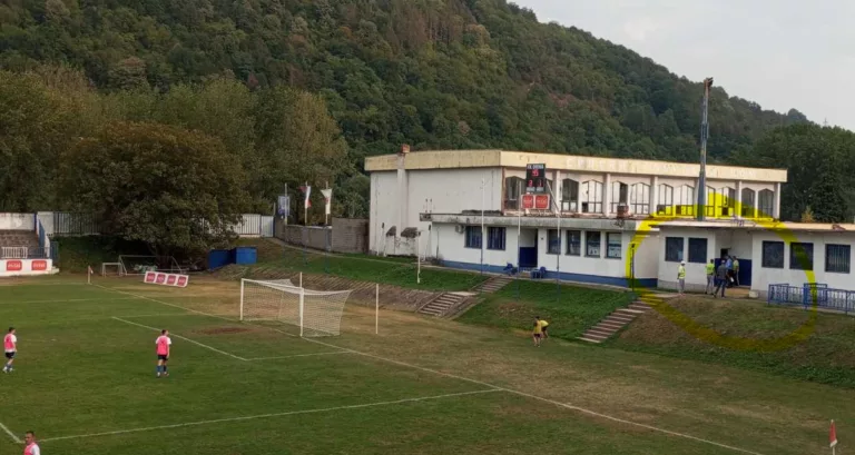 Trenutak na poluvremenu kada trener gostiju pod suspenzijom Milan Stanivuković prijeti sudijskoj trojci na meču u Zvorniku