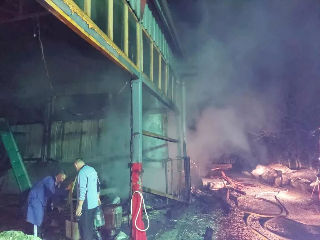 Požar zahvatio pilanu u Kalesiji, ogromna šteta (FOTO)